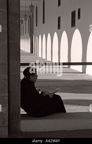 Mann mit Brille lesen einer Zeitung unter dem Torbogen des königlichen Palastes in Rabat Marokko Stockfoto