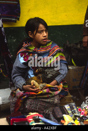 Junge Frau mit Küken in einem Markt in Chichcastenango Quiche Guatemala Stockfoto