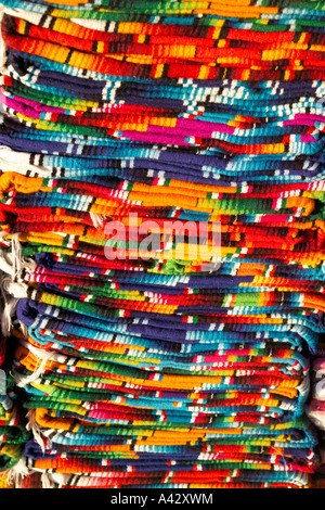 Haufen von gewebten Decken auf einem Markt in San Cristobal de Las Casas, Chiapas, Mexiko Stockfoto