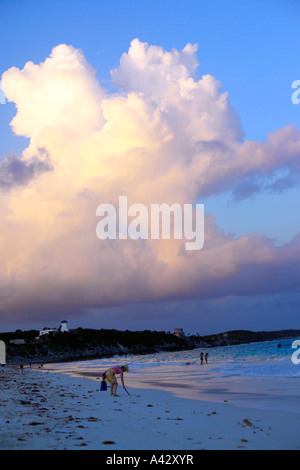 Sonnenuntergang in Tulum, Frau am Strand, Quintana Roo Staat Yucatan Halbinsel Mexiko Mittelamerika Stockfoto