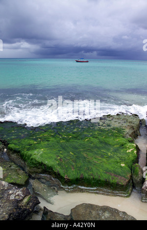 Launisch mexikanischen Seelandschaft mit einem Boot an der Küste Playa del Carmen Quintana Roo State Yucatan Peninsula Mexiko Mittelamerika Stockfoto