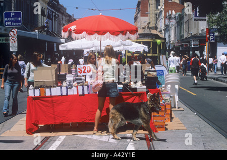 Mädchen und Hund Surfen an einem Marktstand. "Chapel Street Fashion und Food Event", Melbourne, Victoria, Australien. Stockfoto