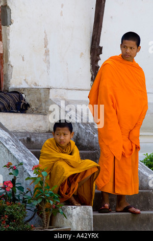 Mönch und Anfänger außerhalb Wat Khili Luang Prabang Laos Stockfoto