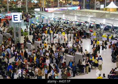 Checkin-Schalter am Suvarnabhumi der neue Flughafen in Bangkok Thailand 2007 beschäftigt Stockfoto