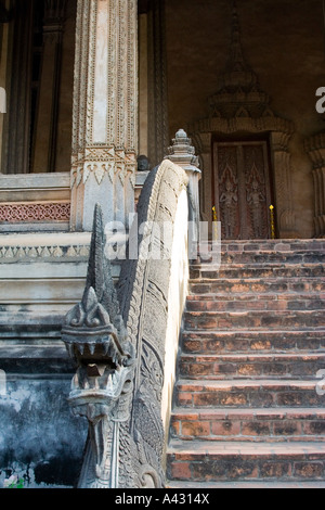 Stone Dragon Statue Treppen bei Haw Pha Kaew Vientiane Laos Stockfoto