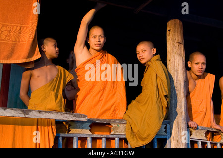 Neuling Mönche Wat Thad, Vang Vieng Laos Stockfoto