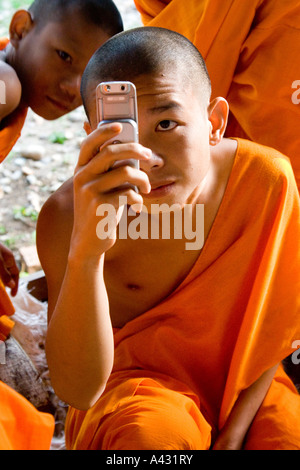 Mönch, ein Handy Kamera Wat Thad, Vang Vieng Laos auszuprobieren Stockfoto