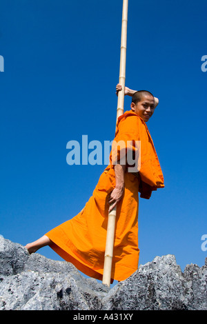 Novize an der Spitze der Pha Poak Phouk Mountain View Vang Vieng Laos Stockfoto