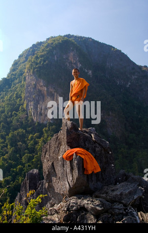 Mönch an der Spitze der Pha Poak Phouk Mountain View Vang Vieng Laos Stockfoto