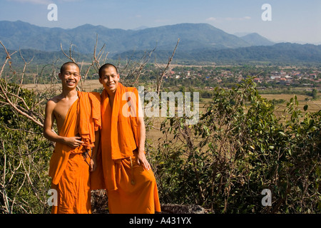 Mönch-Brüder an der Spitze der Pha Poak Phouk Ansicht von Vang Vieng Vang Vieng Laos Stockfoto
