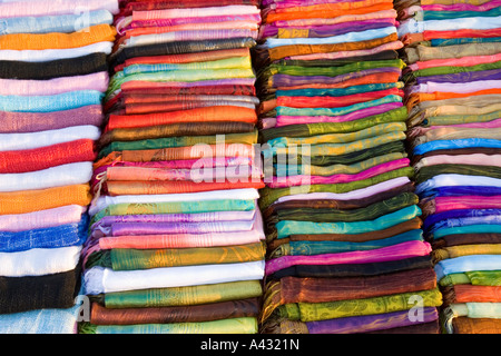 Textilien für den Verkauf an das Handwerk Markt Luang Prabang Laos Stockfoto