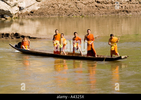 Novizen überqueren Sie den Fluss im Kanu Luang Prabang Laos Stockfoto