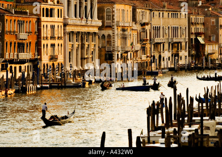 Gondel und andere Bootsverkehr am Canal Grande in der Nähe von Rialto Brücke Venedig Italien Stockfoto