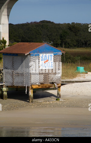 Köder und Tackle Schuppen unter der Brücke bei Vilano Beach in der Nähe von St. Augustine, Florida, USA. Stockfoto