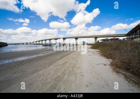 Die Brücke über den Intracoastal Waterway, Vilano Beach in der Nähe von St. Augustine, Florida. Stockfoto