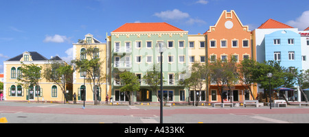 Farbenfrohe Gebäude in der Innenstadt von Oranjestad, Aruba, Niederländische Antillen. Stockfoto