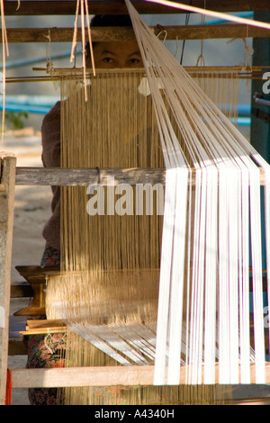 Frau arbeitet an einem Webstuhl Ban Phanom in der Nähe von Luang Prabang Laos Stockfoto