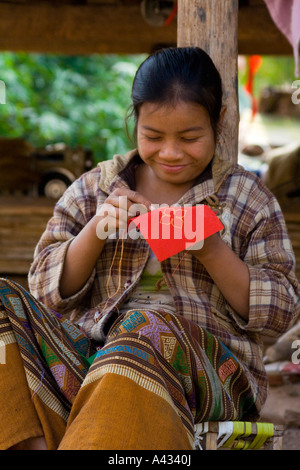 Mädchen Hand nähen Ban Phanom in der Nähe von Luang Prabang Laos Stockfoto