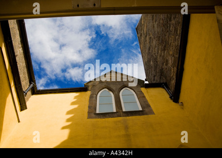 Niedrigen Winkel auf die Queen Gallery, untergebracht in einer ehemaligen Kirche auf dem Palace of Holyroodhouse in Edinburgh Schottland. Stockfoto