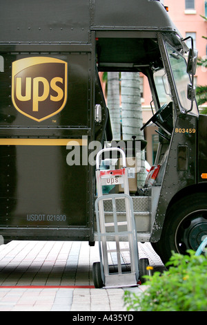 UPS-bus Auto Fahrzeug Transport Firehydrant Postfach Briefkasten Briefkasten postalischen Korrespondenz Versand Lieferung rote Fahne Metall Stockfoto