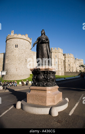 Statue von Queen Victoria von Sir Edgar Boehm auf Burg Hügel vor Windsor Castle (Salisbury Turm). Berkshire. UK. Stockfoto