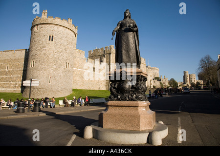 Statue der Königin Victoria vor Windsor Castle (Salisbury Turm). Berkshire. VEREINIGTES KÖNIGREICH. Stockfoto