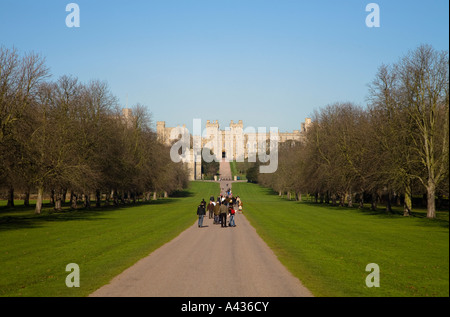 Windsor Castle, von "The Long Walk", Windsor Great Park gesehen. Berkshire UK Stockfoto