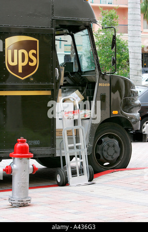 UPS-bus Auto Fahrzeug Transport Firehydrant Postfach Briefkasten Briefkasten postalischen Korrespondenz Versand Lieferung rote Fahne Metall Stockfoto