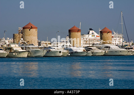 Rhodos Hafen und die Windmühlen, Griechenland Stockfoto