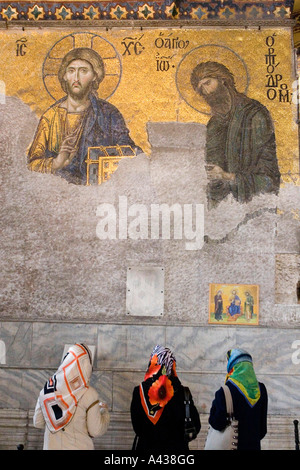 Muslimische Frauen Blick auf Ikonas in der Hagia Sophia, Istanbul Türkei. Stockfoto