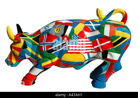 Skulptur einer Kuh bedeckt mit Nationalflaggen Stockfoto