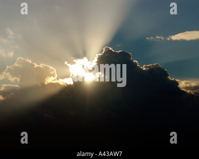 Dramatische Wellen der Sonnenstrahl bricht durch cumuliformen Wolken Stockfoto