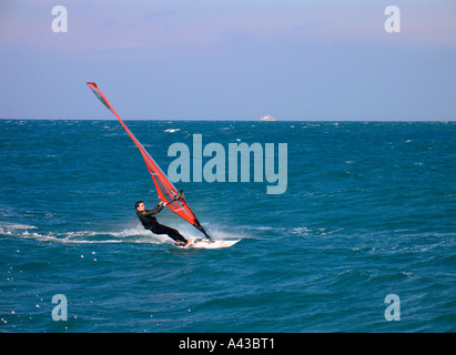 Windsurfen an der Mediterranen Küste von Tel Aviv in Israel. Stockfoto