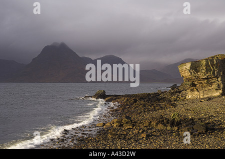 Kiesstrand und Klippe am Elgol, auf der Isle Of Skye auf Sgurr Na Stri in den schwarzen Cullin Bergen. Stockfoto