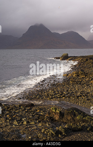 Kiesstrand und Klippe am Elgol, auf der Isle Of Skye auf Sgurr Na Stri in den schwarzen Cullin Bergen. Stockfoto