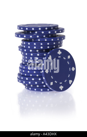 Blau auf weißem Hintergrund ausschneiden Pokerchips Stockfoto