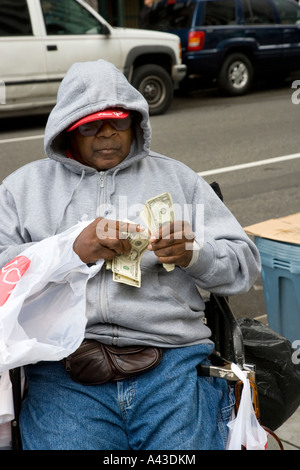 Schwarzer Mann zählen Dollarscheine Stockfoto