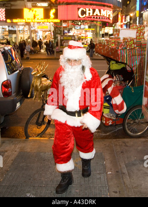 Dreirad-Reiseleiter auf der Straße als Weihnachtsmann verkleidet. Stockfoto