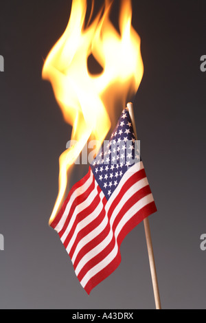 Brennende amerikanische Flagge Stockfotografie - Alamy