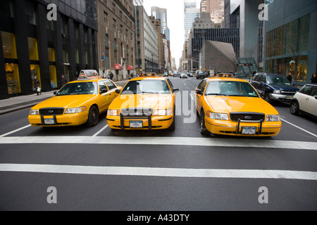 drei gelben Taxis auf der Straße in manhattan Stockfoto