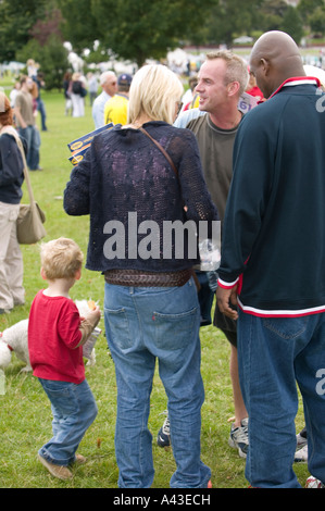 Star DJ Norman Cook alias FatBoy Slim mit Frau Zoe Ball und Sohn Woody nach dem Wettkampf in einem Charity-Spaß Stockfoto