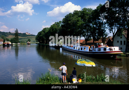 Canal de Bourgogne im Vandenesse-En Auxois mit Châteauneuf in der Ferne Côte d oder Frankreich-Burgund Stockfoto