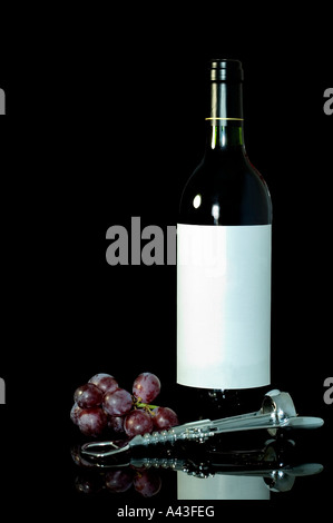 Flasche Rotwein mit einer leeren rote Trauben beschriften und Korkenzieher auf einem schwarzen reflektierenden Hintergrund Stockfoto