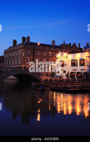 Silber Street Bridge und The Anchor Pub, Cambridge, England in der Nacht. Stockfoto