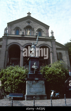 Statue von Bismarck vor der Kirche. Weinheim, Deutschland. Otto Eduard Leopold Prince von Bismarck Herzog von Ladenburg. Stockfoto