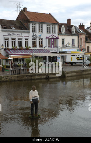 Abbildung stehen in den Fluss in Amiens, Frankreich Stockfoto