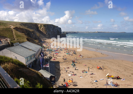 URLAUBER AM STRAND VON WATERGATE BAY IN DER NÄHE VON NEWQUAY CORNWALL UK Stockfoto