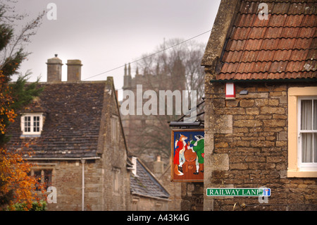 DAS ZENTRUM DES DORFES WELLOW MIT DEM FUCHS UND DACHS PUB SCHILD IN SOMERSET UK Stockfoto