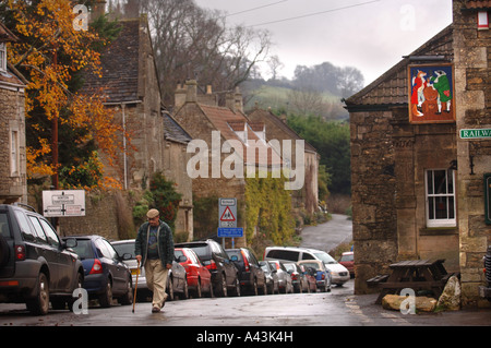 DAS ZENTRUM DES DORFES WELLOW MIT AUTOS AUFGEREIHT AUßERHALB DER SCHULE IN SOMERSET UK Stockfoto