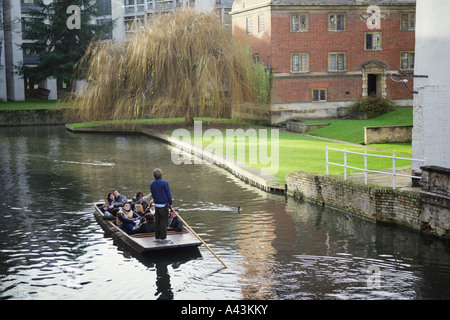 Punting auf dem Fluss Cam, Cambridge, Cambridgeshire, England, Großbritannien Stockfoto